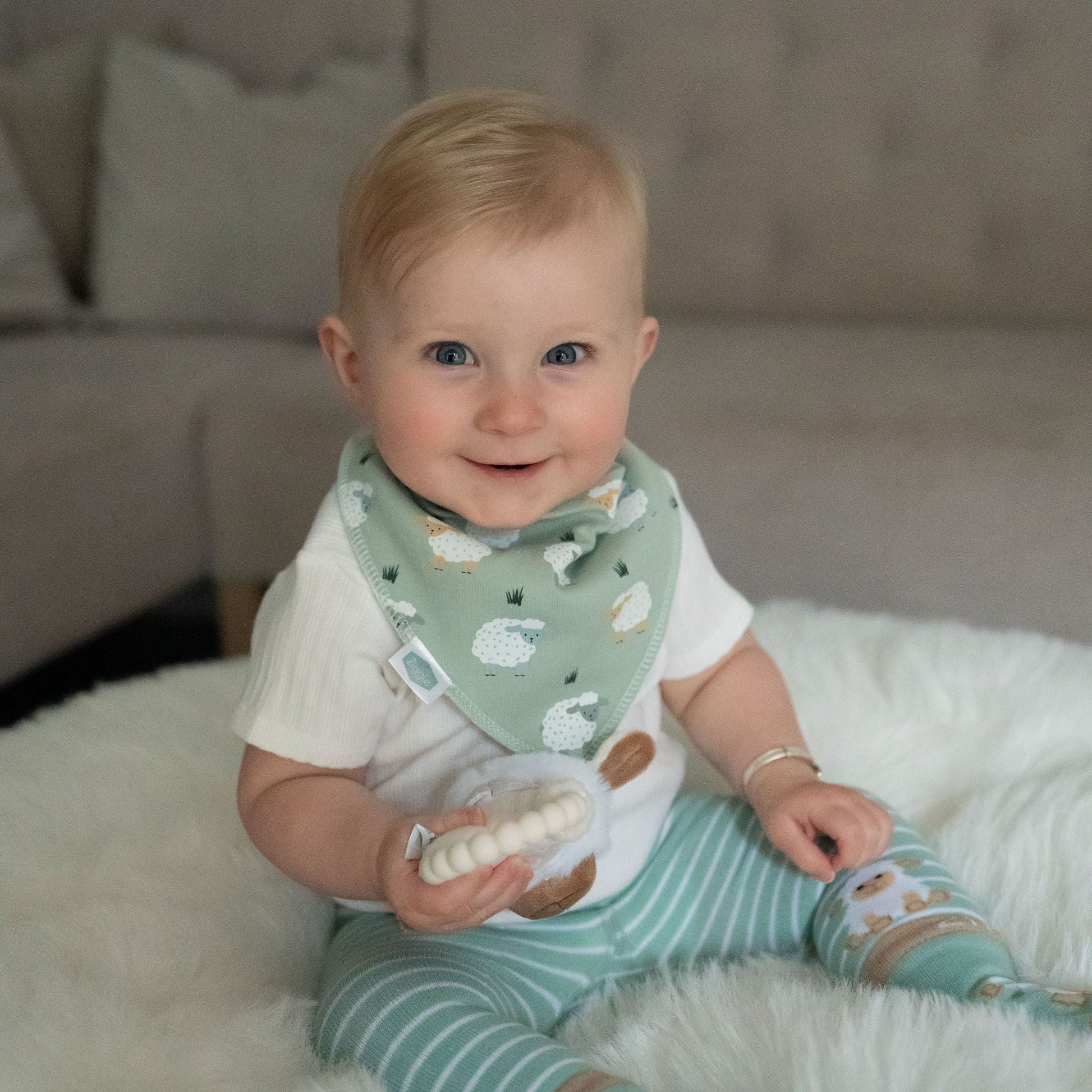 Sheep and grasses dribble bib Ziggle