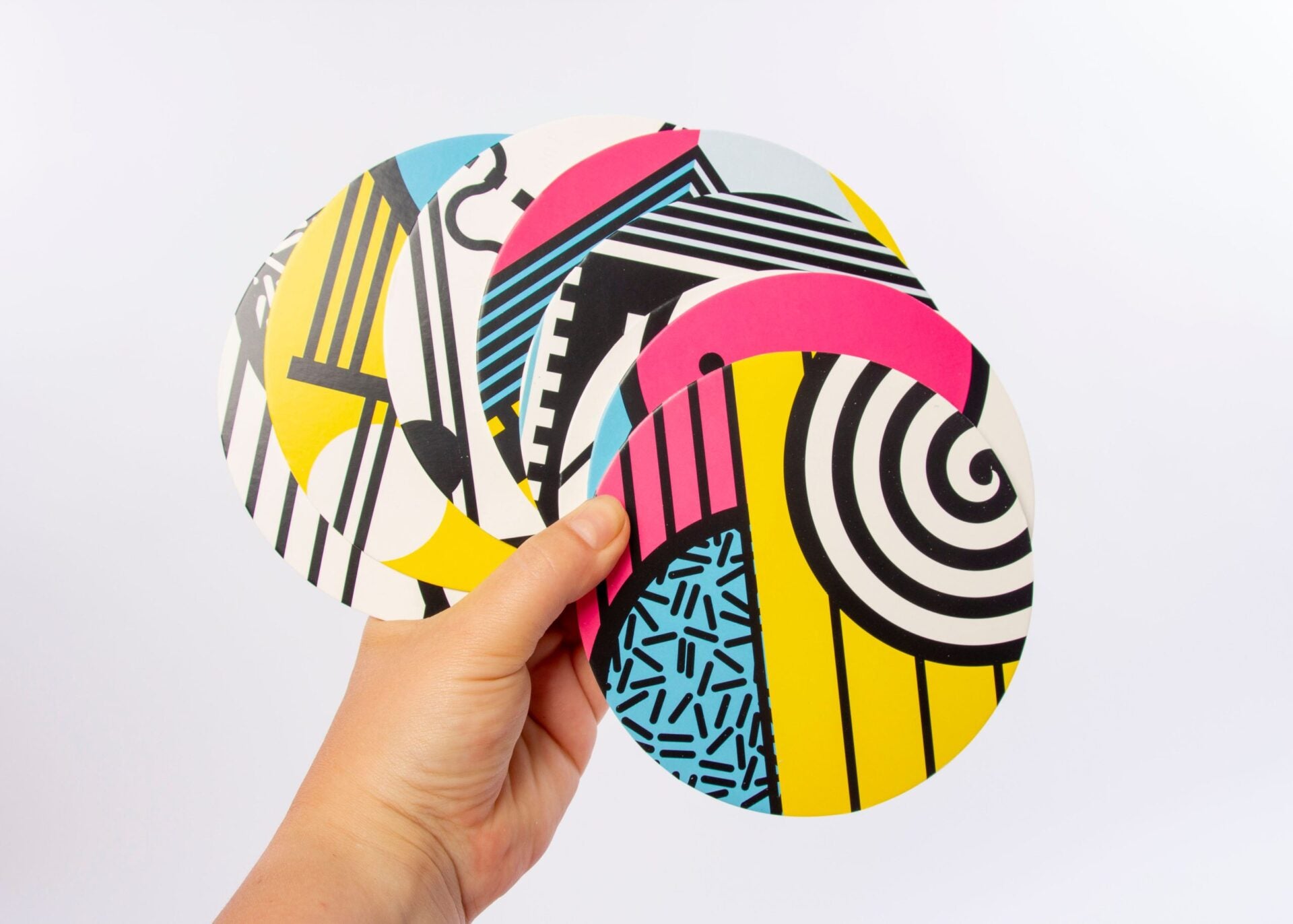 Stimulating and vibrant, the Belo + Me baby art cards help your little one to develop their visual and learning skills. .